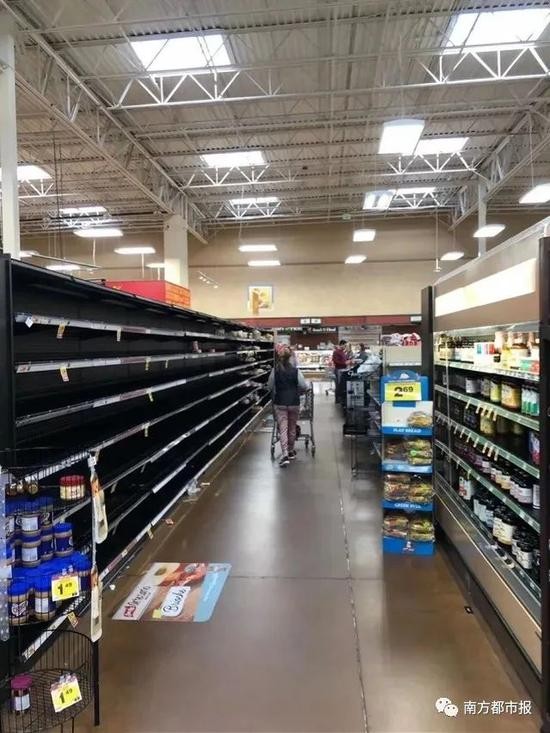 超市里的物资被抢购一空。乐周供图